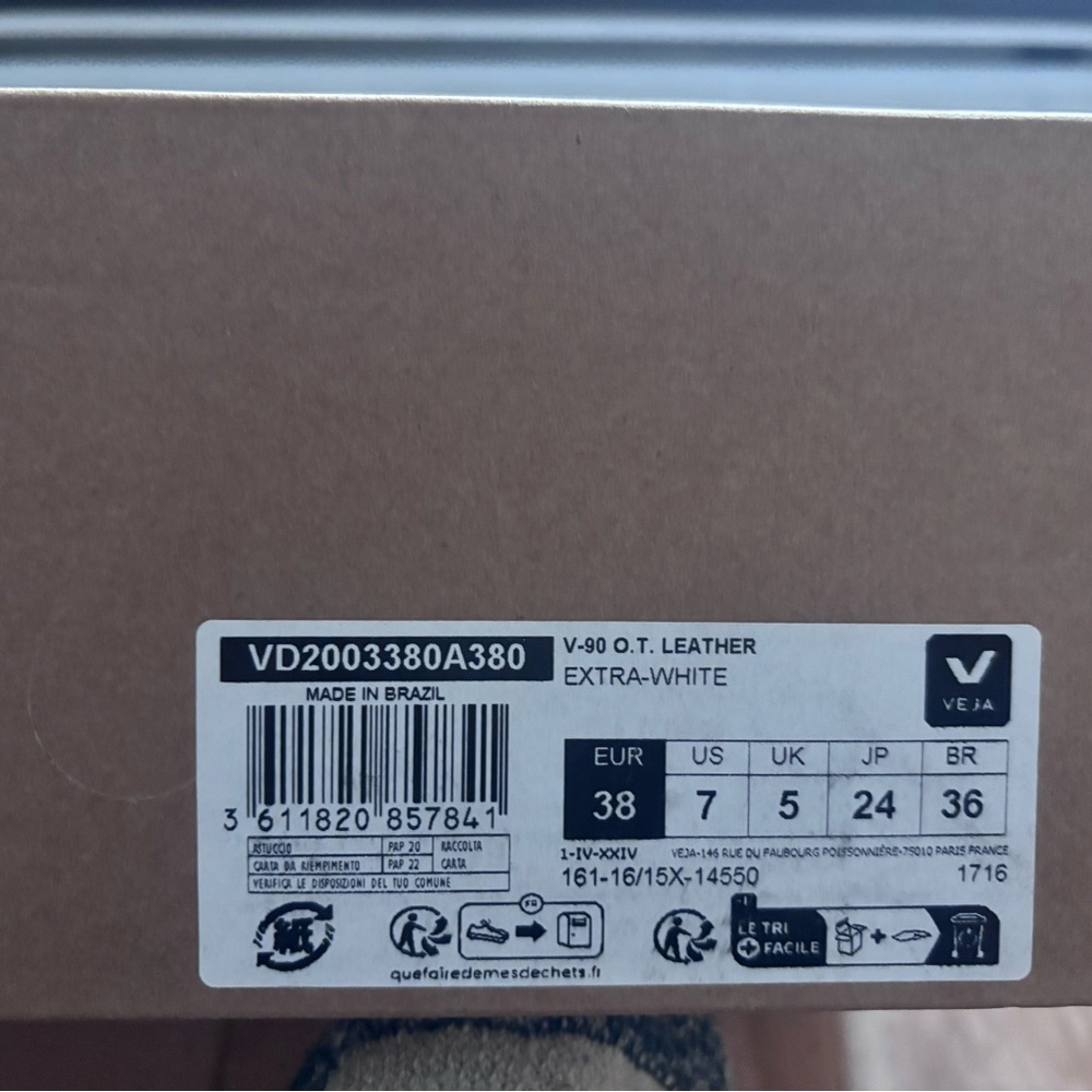 Veja V90 White Leather Sneakers - Picture 3 of 5